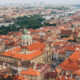 Vue aérienne du magnifique paysage urbain de Prague avec toits