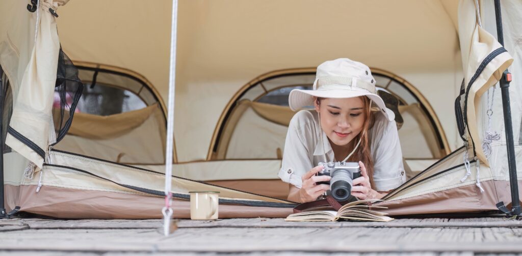 Une jeune touriste d'une trentaine d'années en tenue de safari 