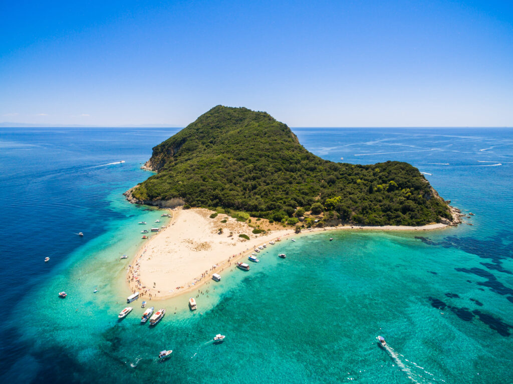 Vue aérienne de l'île de Marathonisi